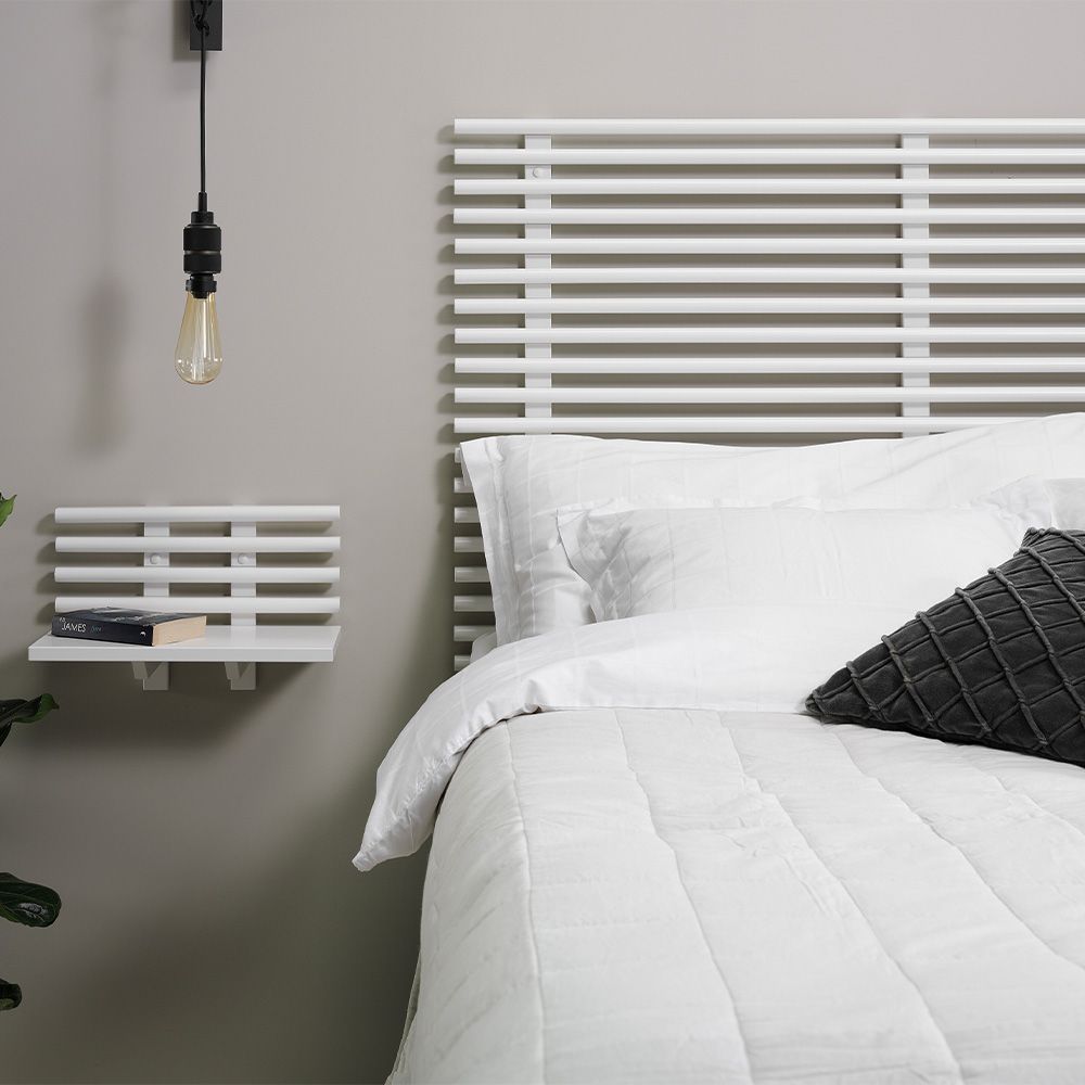 Zana sängbord med hylla och sänggavel i vitlack i sovrum