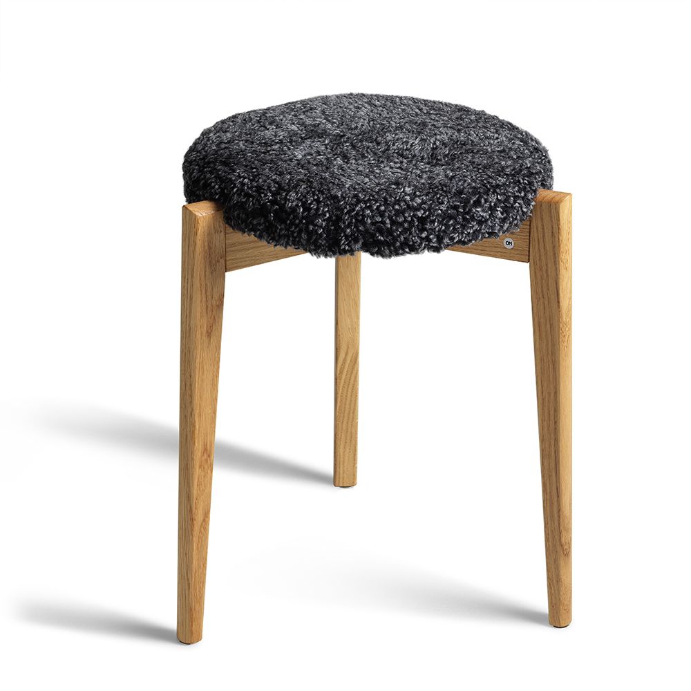 Vinz pall i oljad ek med mörkgrått fårskinn